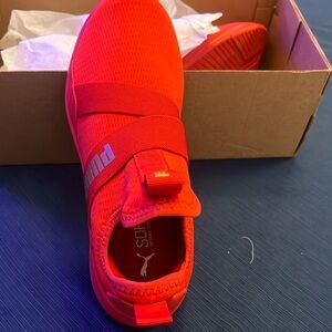 Women brand new pumas size 7.5 red fits nice